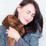 【専門家監修】犬が人やモノをなめる理由とは？毛づくろいに隠された7つの感情と行動パターン