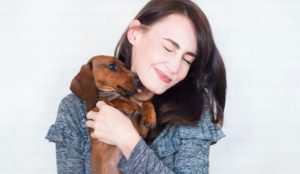 【専門家監修】犬が人やモノをなめる理由とは？毛づくろいに隠された7つの感情と行動パターン