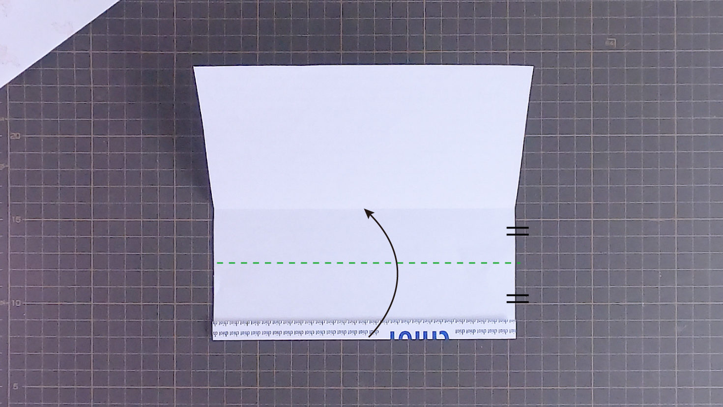 矢印の方向に折ります