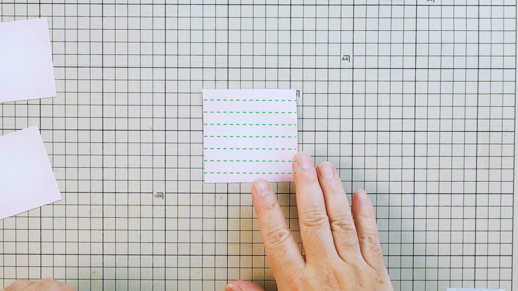 8均等（８つ折り）になるように折っていきましょう！