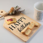 ダイソーの木製カッティングボードに名入れ！おしゃれで洗えるオリジナルまな板の作り方【100均DIY】