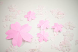🌸春にぴったり！折り紙で作る桜の飾り｜初心者でも簡単な作り方＆おすすめ素材