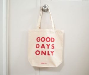 毎日をもっとポジティブに。「GOOD DAYS ONLY」トートバッグで、日常に元気をプラス！