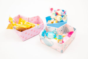 【無料デザインペーパー付き】折り紙1枚で作れる！かわいいハート型の箱の折り方｜初心者OK・簡単ステップ